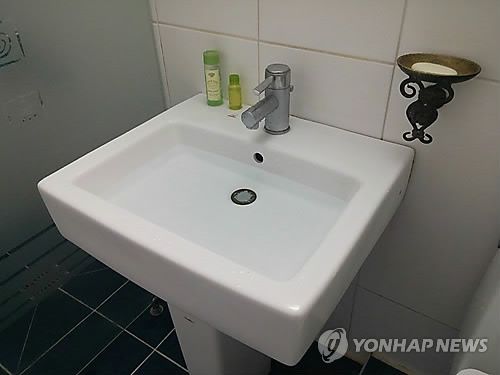 세면대에 소변보는 남성 논란 물 아끼고 좋은데...