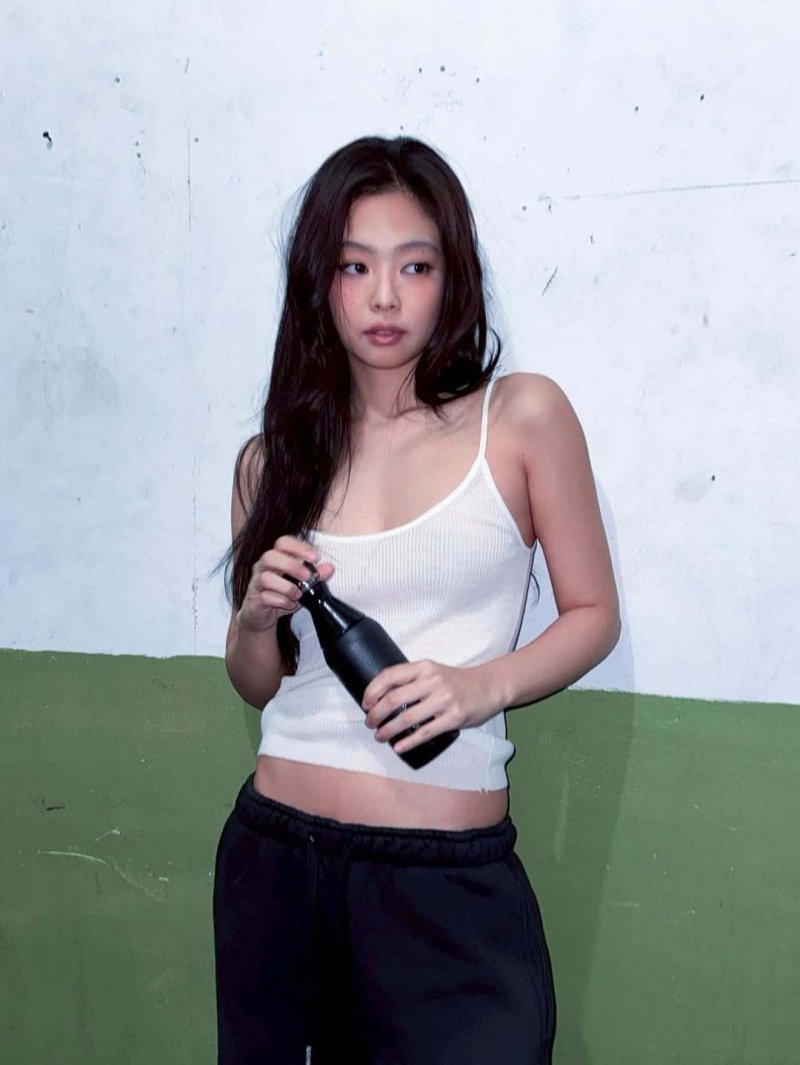 제니, 민소매로 입고 뽐낸 '건강 섹시미'…시선 집중 [N샷]