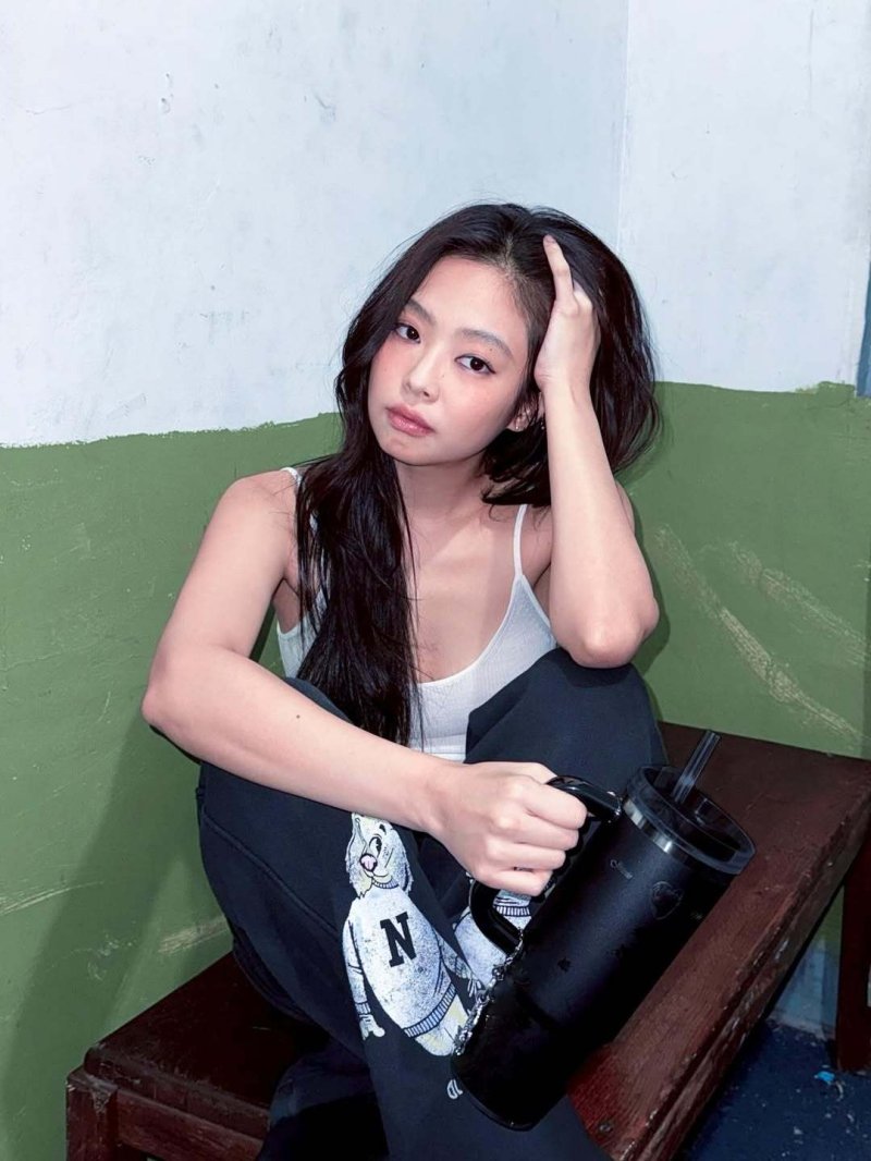 제니, 민소매로 입고 뽐낸 '건강 섹시미'…시선 집중 [N샷]