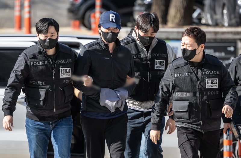 전직 프로야구 선수 오재원 씨가 마약 투약 혐의로 체포된 2024년 3월 21일 서울 서초구 서울중앙지방법원에서 열린 구속 전 피의자 심문(영장실질심사)에 출석하고 있다. 2024.3.21/뉴스1 ⓒ News1 이재명 기자