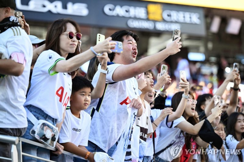 리바이스 스타디움에서 손흥민 응원하는 팬들. 연합뉴스