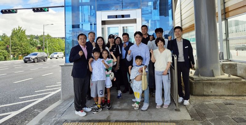 이현재 하남시장(왼쪽)과 시민들이 '감일 제1육교 승강기' 앞에서 기념 촬영을 하고 있다. 하남시 제공
