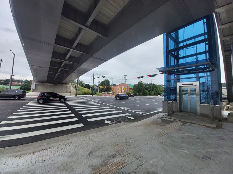 하남시가 승강기에 이어 감일 제1육교 밑에 보행자 편의를 위한 횡단보도를 조성했다. 하남시 제공