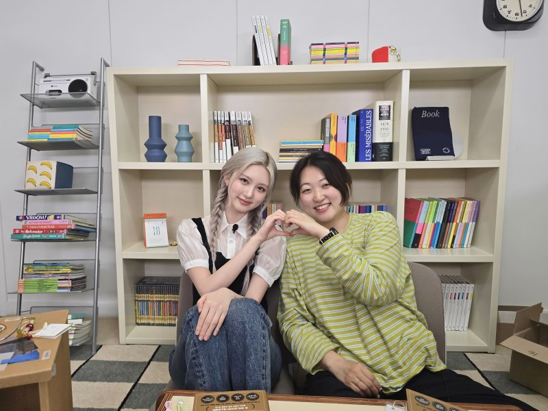 아이브 가을, 취향 가득 책장 공개…애독가 면모 입증