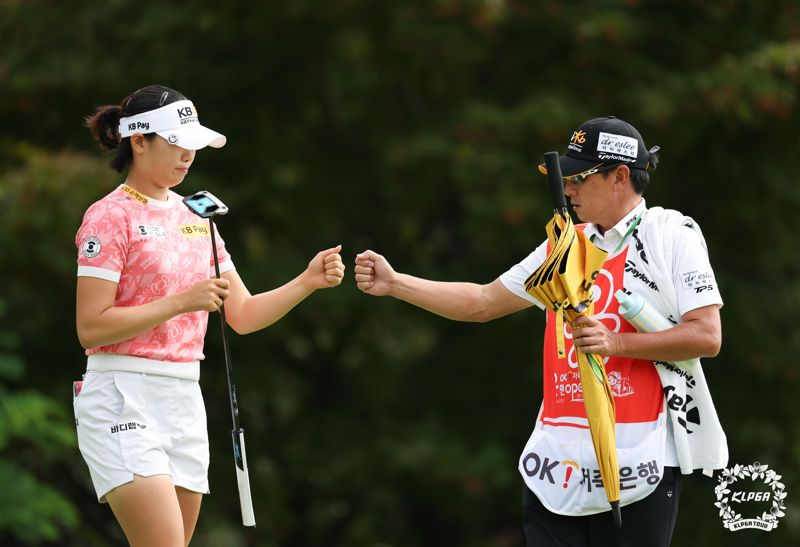 14일 경기도 포천 아도니스 컨트리클럽에서 열린 OK저축은행 읏맨 오픈 최종라운드에서 방신실이 버디를 잡아낸 후 홀아웃하고 있다. KLPGA 제공