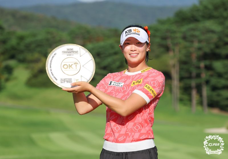 방신실이 OK저축은행 읏맨 오픈 우승 트로피를 들고 환하게 웃고 있다.KLPGA제공