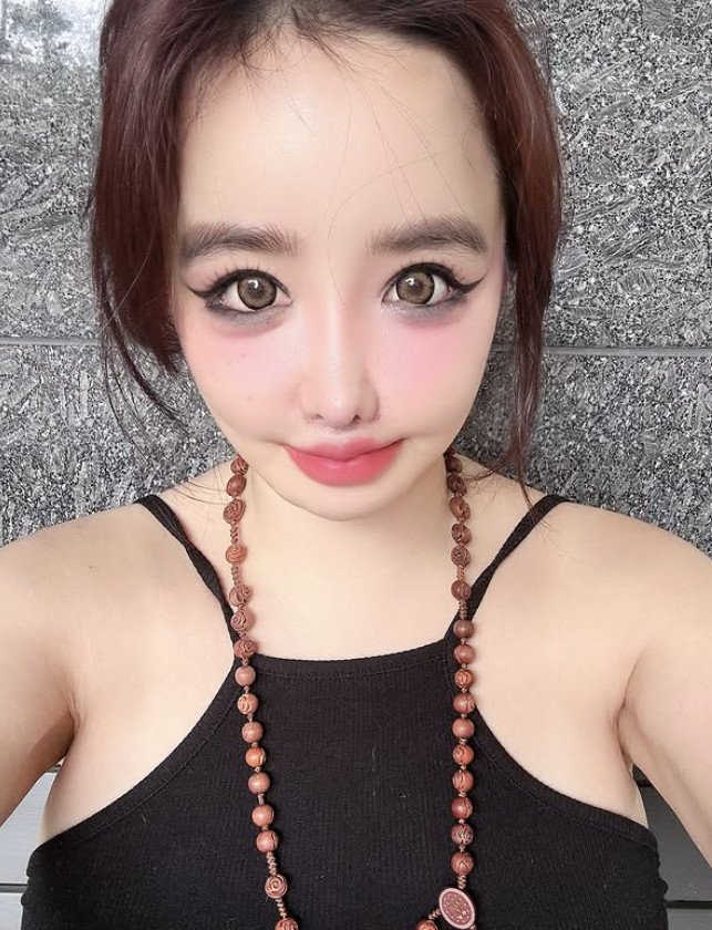 박봄, 활동 중단 속 SNS서 '셀프 열애설' 이민호 재소환