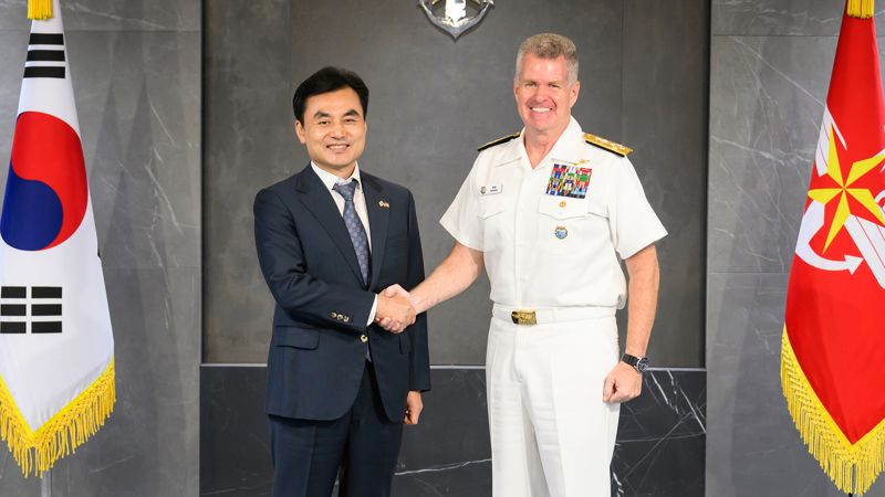 안규백 국방부장관이 14일 사무엘 파파로 미국 인도태평양사령관을 접견 후 기념 촬영을 하고 있다. 국방부 제공