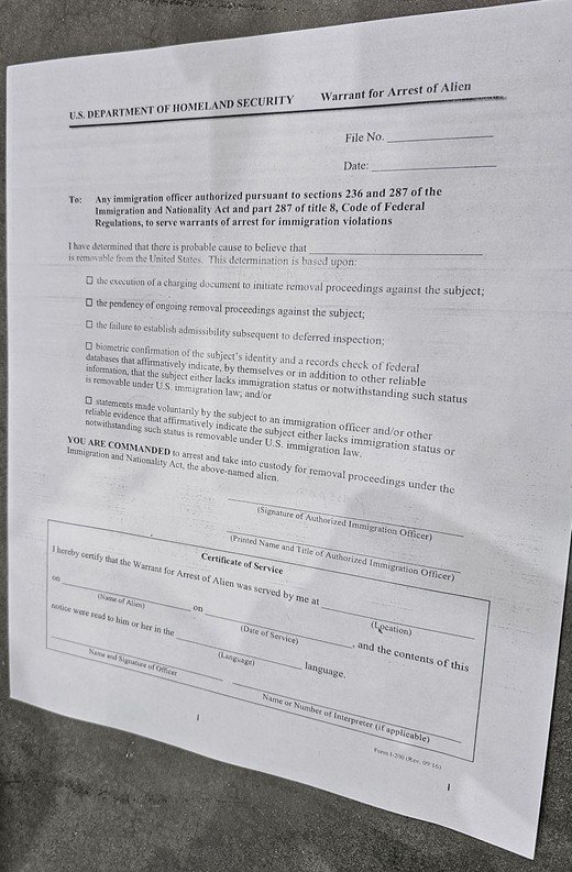 미국 이민세관단속국(ICE)이 작성을 요구한 외국인 체포 영장의 뒷장 (출처=연합뉴스)