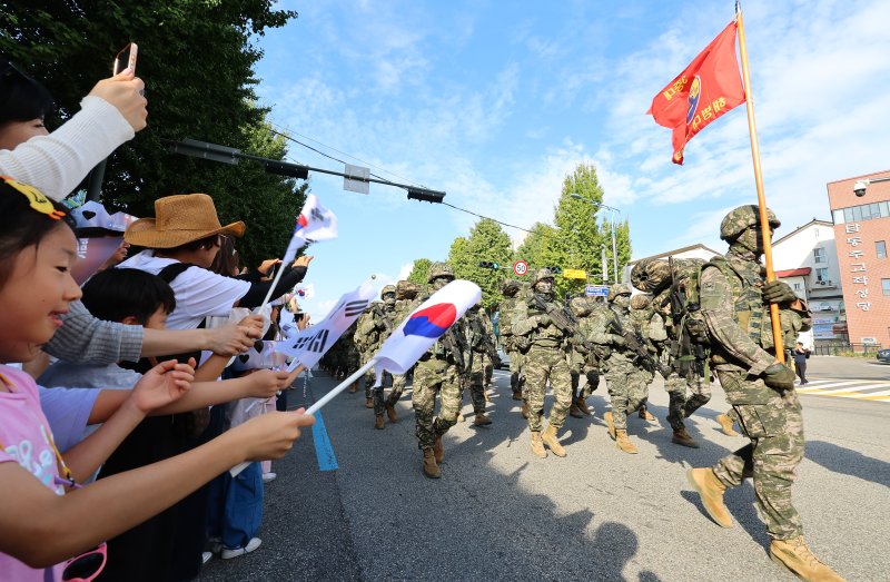 제75주년 인천상륙작전 기념'일을 하루 앞두고 14일 인천 중구 동인천역 인근에서 열린 전승 기념 시가행진에서 해병대가 시민들 환호 속에 행진하고 있다. 연합뉴스