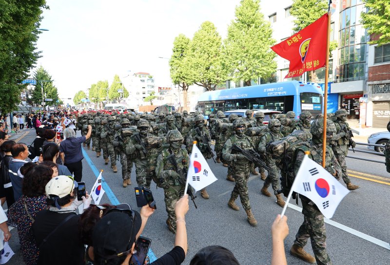 '제75주년 인천상륙작전 기념'일을 하루 앞두고 14일 인천 중구 동인천역 인근에서 열린 전승 기념 시가행진에서 해병대가 시민들 환호 속에 행진하고 있다. 연합뉴스