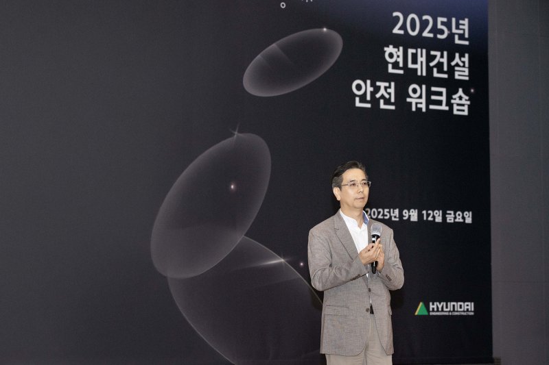 지난 12일 서울 종로구 계동 에볼루션 바카라 사이트 본사 대강당에서 열린 2025 에볼루션 바카라 사이트 안전 워크숍에서 이한우 에볼루션 바카라 사이트 대표이사가 인사말을 하고 있다. 에볼루션 바카라 사이트 제공
