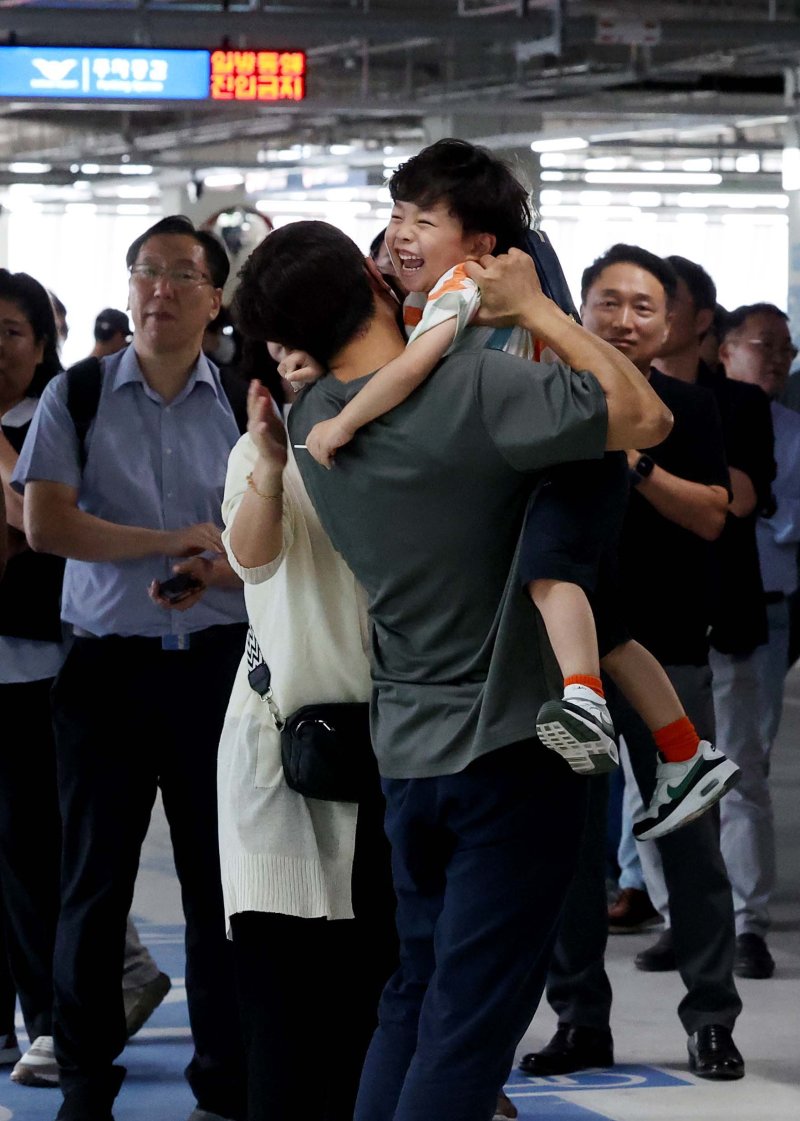 미국 이민당국에 의해 조지아주에 바카라사이트 캡틴됐던 한국인 근로자들이 지난 12일 인천국제공항 제2여객터미널을 통해 귀국해 가족들과 상봉하고 있다. 뉴시스