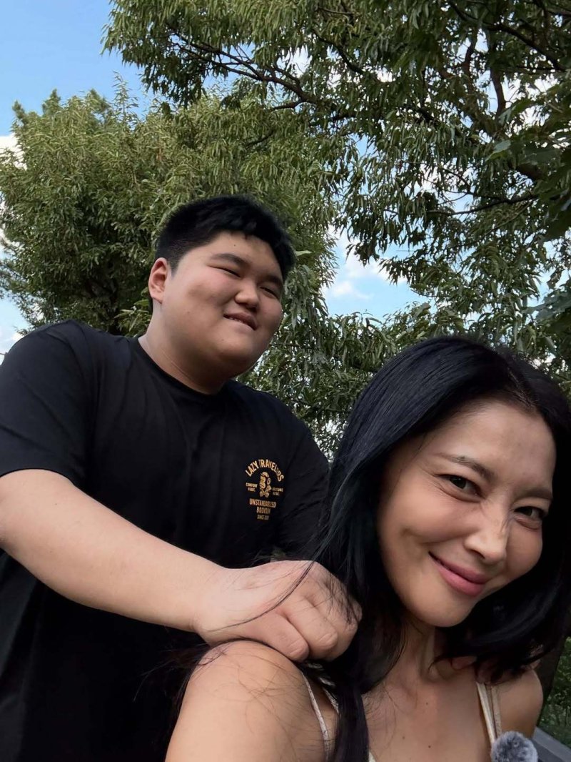 오윤아, 발달장애 子와 등산…훈훈함 속 돋보인 동안 미모 [N샷]