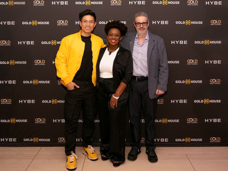 지난 9일(현지시간) 미국 로스앤젤레스(LA) 더 웨스트 할리우드 에디션에서 열린 K-팝 관련 특별 대담 및 네트워킹 이벤트 개회사를 한 빙 첸 골드하우스 공동창립자 겸 의장, 키아나 콘리 아킨로 레코딩 아카데미 로스앤젤레스(LA) 지부 시니어 전무, 아이작 리 하이브 아메리카 의장 겸 대표이사(왼쪽부터). Copyright: Andrew Ge @thisisge. 하이브 제공