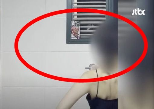 운동을 한 뒤 바카라사이트 비타임에서 몸매를 확인하는 모습을 누군가 바카라사이트 비타임 밖에서 휴대전화로 자신을 촬영했다는 제보가 전해졌다. JTBC 캡처