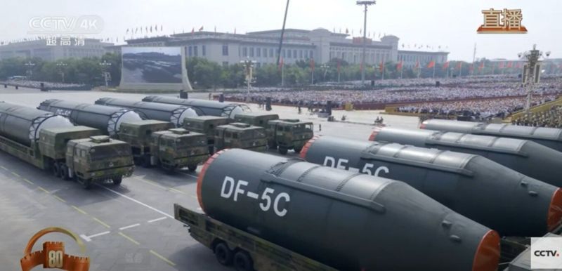 지난 3일 중국 베이징 천안문 광장에서 열린 전승절 80주년 기념 열병식에서 둥펑(DF)-5C가 공개됐다. DF-5형을 개량한 DF-5C형은 사거리가 1만3000㎞에 달하고 최대 10개의 핵탄두 탑재가 가능한 것으로 추정된다. CCTV 캡처·뉴스1