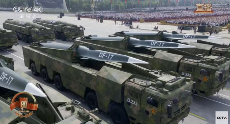 지난 3일 중국 베이징 천안문 광장에서 열린 전승절 80주년 기념 열병식에서 극초음속 활공 미사일 둥펑-17(DF-17)이 공개됐다. CCTV 캡처·뉴스1