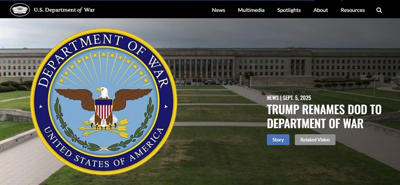 도널드 트럼프 미국 대통령의 국방부를 ‘전쟁부’로 개명하겠다고 전격 발표한 하루 뒤 미 행정부가 이를 즉각 반영하고 나섰다. 지난 6일(현지시간) 미 국방부 홈페이지 상단에는 기존의 ‘국방부(Department of Defense)’ 명칭이 사라지고 ‘전쟁부(Department of War)’로 대체됐다. 홈페이지 주소 역시 변경됐다. 원형문장은 트럼프 대통령이 트루스소셜에 올린 ‘전쟁부’ 문장. 미 국방부·트럼프 대통령 계정 캡처