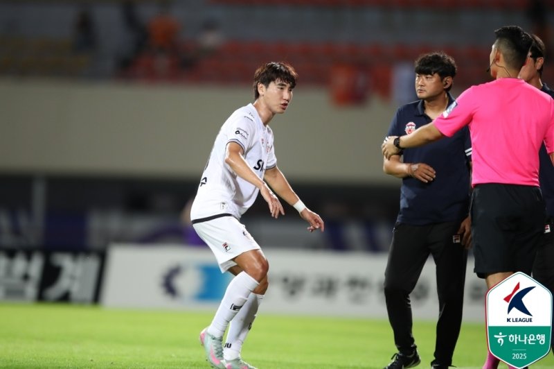 퇴장 판정에 항의하는 제주의 유인수 (출처=연합뉴스)