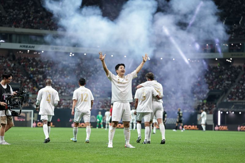 2년 연속 고개 숙인 '레전드' 앙리...상암에 6만 축구&middot;게임팬 모였다