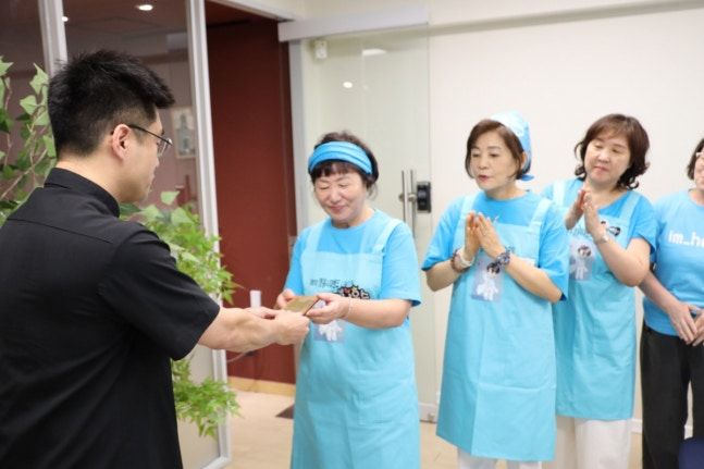 임영웅 팬클럽 '영웅시대밴드(나눔 모임)'가 지난 11일 서울가톨릭사회복지회 산하 서울 동자동 쪽방촌 주민 지원·동반 시설 가톨릭사랑평화의집에서 쪽방촌 도시락 봉사를 진행했다.