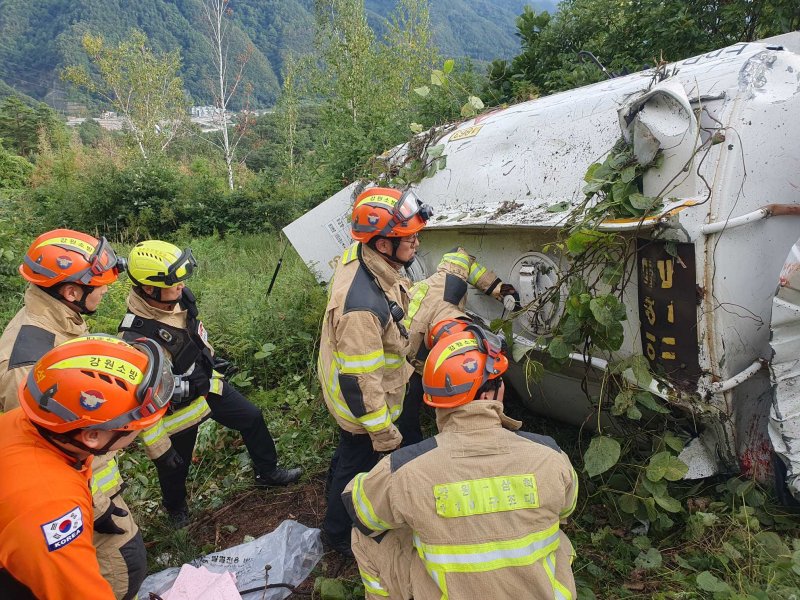 강원 삼척 도계읍 지방도 유류 트럭 추락 현장.(강원도소방본부 제공, 재판매 및 DB 금지) 2025.9.15/뉴스1