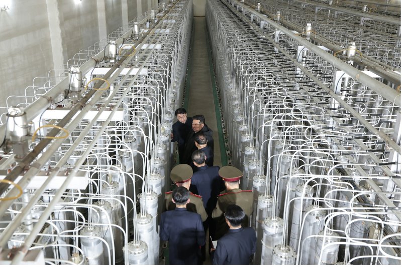 김정은 북한 국무위원장이 핵물질 생산 기지와 핵무기연구소를 점검하고 있다. 노동신문/뉴스1