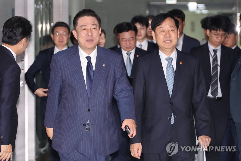 '추석 민생대책 당정' 참석하는 김병기 원내대표와 구윤철 부총리 (출처=연합바카라 용어)