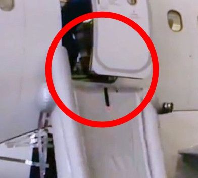 화장실인 줄 알았다... 비행기 비상구 연 승객의 최후