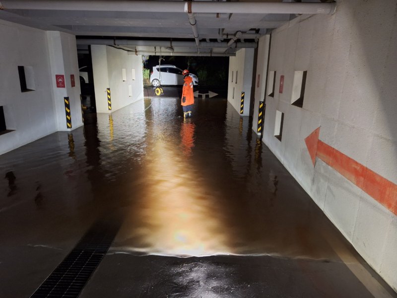 [제주=뉴시스] 14일 오후 제주시 한경면의 한 주차장에서 침수 피해가 발생해 소방당국이 배수 지원을 전개하고 있다. (사진=제주소방안전본부 제공) 2025.09.15. photo@newsis.com