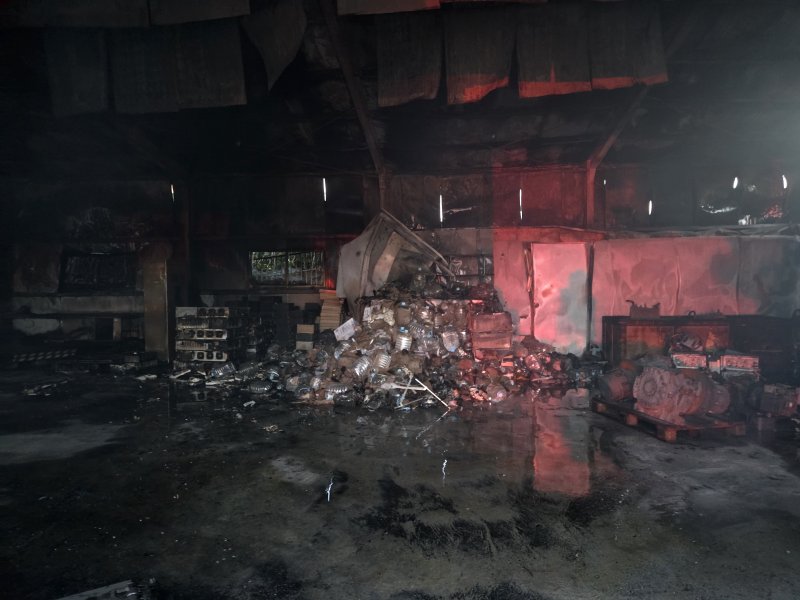 [제주=뉴시스] 15일 오전 제주 서귀포시 토평동의 한 창고에서 화재가 발생해 소방당국이 진화 작업을 벌이고 있다. (사진=제주소방안전본부 제공) 2025.09.15. photo@newsis.com