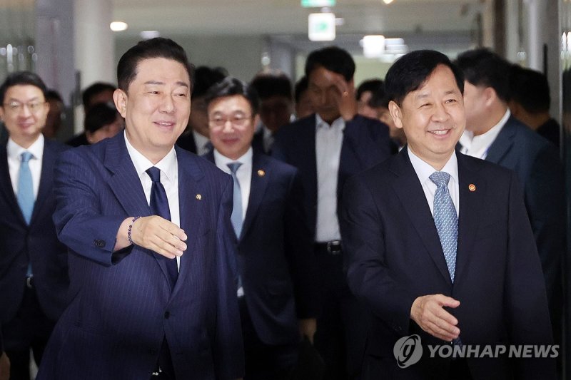 '추석 민생 당정' 참석자들과 악수하는 김병기·구윤철 (출처=연합뉴스)