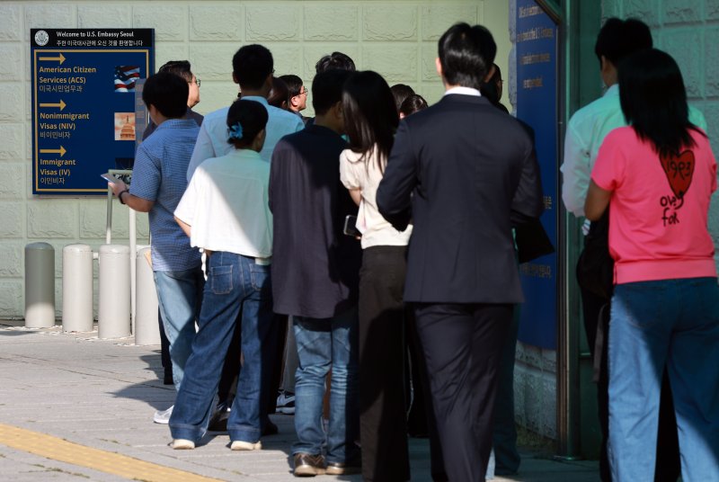 비자 발급 위해 주한미국대사관 찾은 시민들.연합뉴스