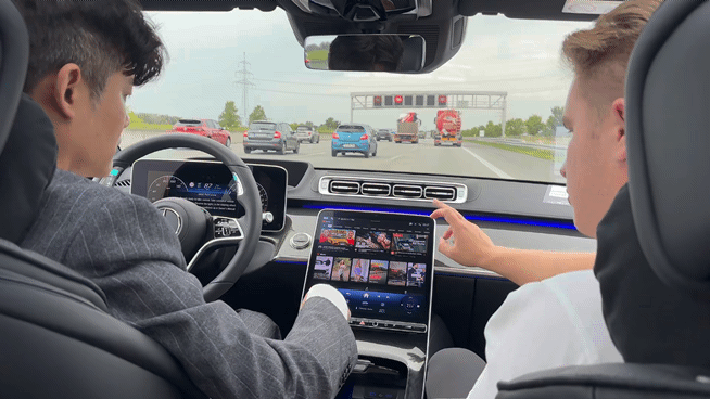 메르세데스-벤츠 S클래스에 탑재된 레벨3 자율주행 시스템인 '드라이브 파일럿(Drive Pilot)' 주행 모습. 뮌헨 인근 고속도로에서 진행된 시승에서 자율주행 모드로 운전대를 잡지 않은 가운데 벤츠 관계자가 기자에게 설명하고 있다.