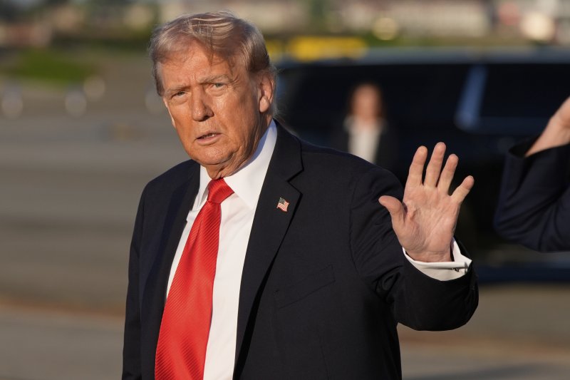 [뉴욕=AP/뉴시스] 도널드 트럼프 미국 대통령이 지난 11일(현지 시간) 뉴욕 라과디아 공항에서 착륙 후 취재진을 향해 손을 들어 보이고 있다. 2025.09.15.