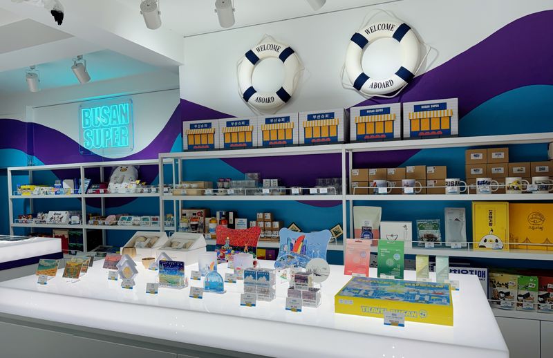 지난 13일 서울 인사동에서 마련된 ‘부산슈퍼 인사동점’ 내 판매상품 모습. 부산관광공사 제공