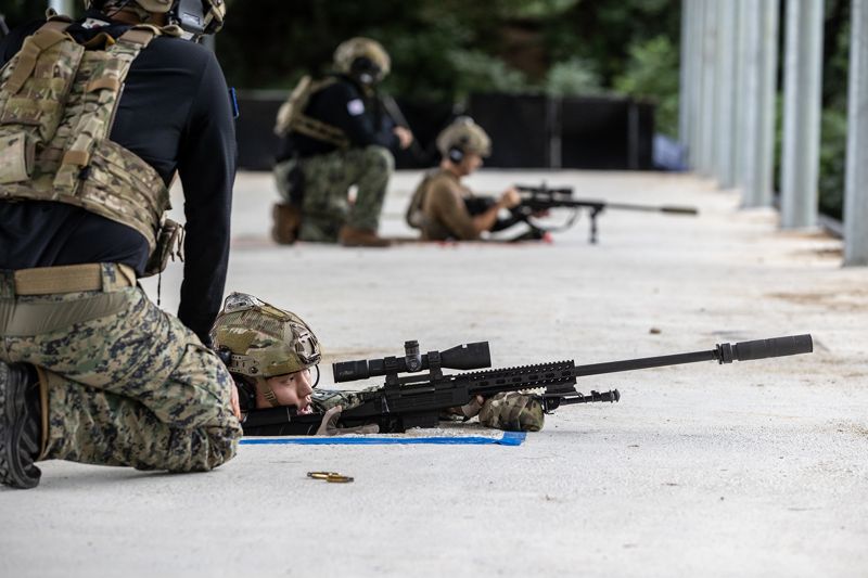 육군은 지난 10부터 15일 일정으로 '제2회 국방부장관배 국제 저격수 경연대회(K-ISC)를 개최했다. 사진은 대회에 참가한 한국군 저격수가 장거리 정밀사격을 실시하고 있는 모습. 육군 제공