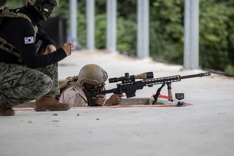 육군은 지난 10부터 15일 일정으로 '제2회 국방부장관배 국제 저격수 경연대회(K-ISC)를 개최했다. 사진은 대회에 참가한 아랍에미리트(UAE)군 저격수가 장거리 정밀사격을 실시하고 있는 모습. 육군 제공