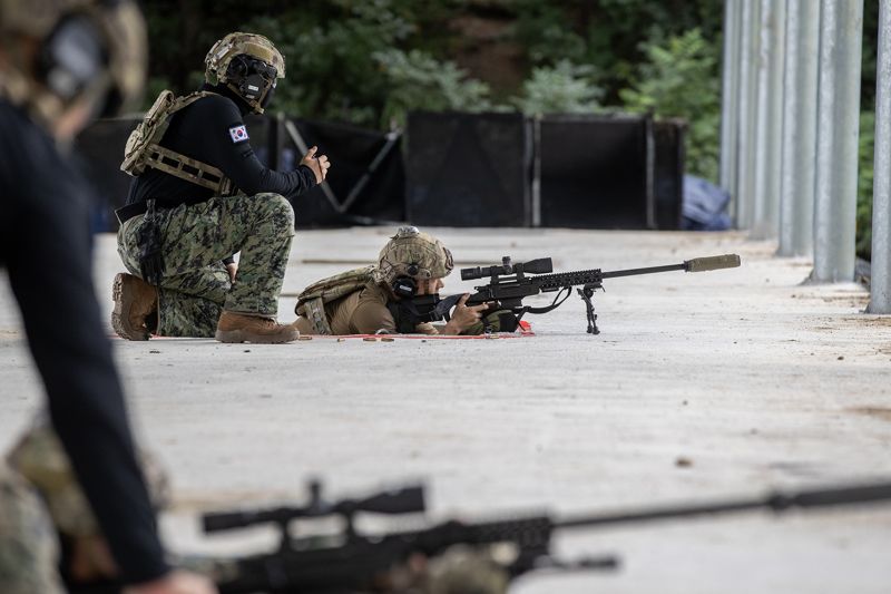 육군은 지난 10부터 15일 일정으로 '제2회 국방부장관배 국제 저격수 경연대회(K-ISC)를 개최했다. 사진은 대회에 참가한 미국군 저격수가 장거리 정밀사격을 실시하고 있는 모습. 육군 제공