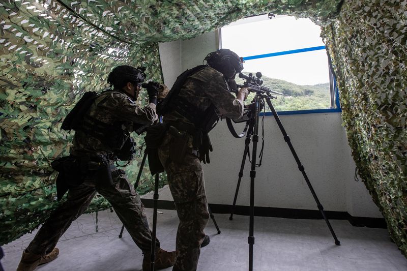 육군은 지난 10부터 15일 일정으로 '제2회 국방부장관배 국제 저격수 경연대회(K-ISC)를 개최했다. 사진은 대회에 참가한 한국군 저격수가 건물 내부에서 무작위 표적에 대한 정밀사격을 실시하고 있는 모습. 육군 제공