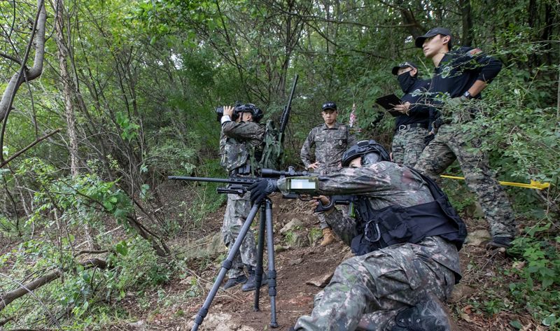 육군은 지난 10부터 15일 일정으로 '제2회 국방부장관배 국제 저격수 경연대회(K-ISC)를 개최했다. 사진은 대회에 참가한 한국군 저격수가 이동표적에 대한 표적 식별 및 제압사격을 실시하는 모습. 육군 제공