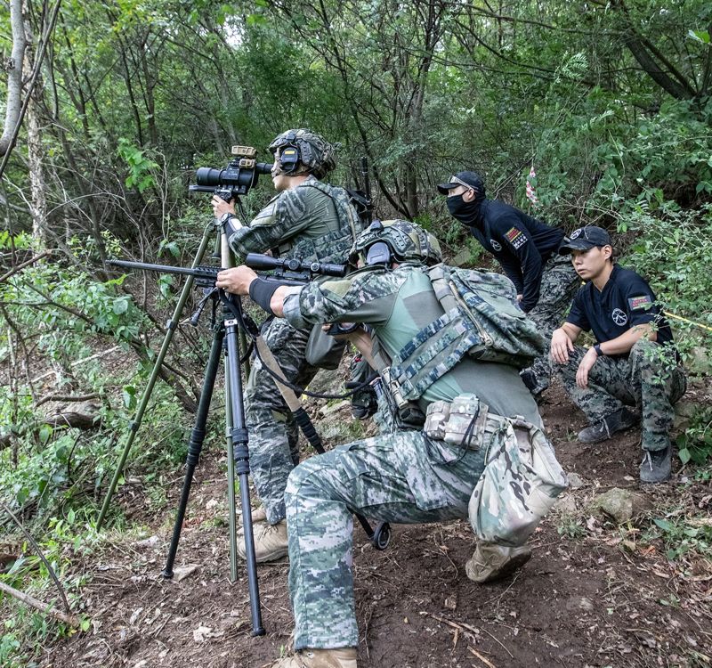 육군은 지난 10부터 15일 일정으로 '제2회 국방부장관배 국제 저격수 경연대회(K-ISC)를 개최했다. 사진은 대회에 참가한 한국군 저격수가 이동표적에 대한 표적 식별 및 제압사격을 실시하는 모습. 육군 제공