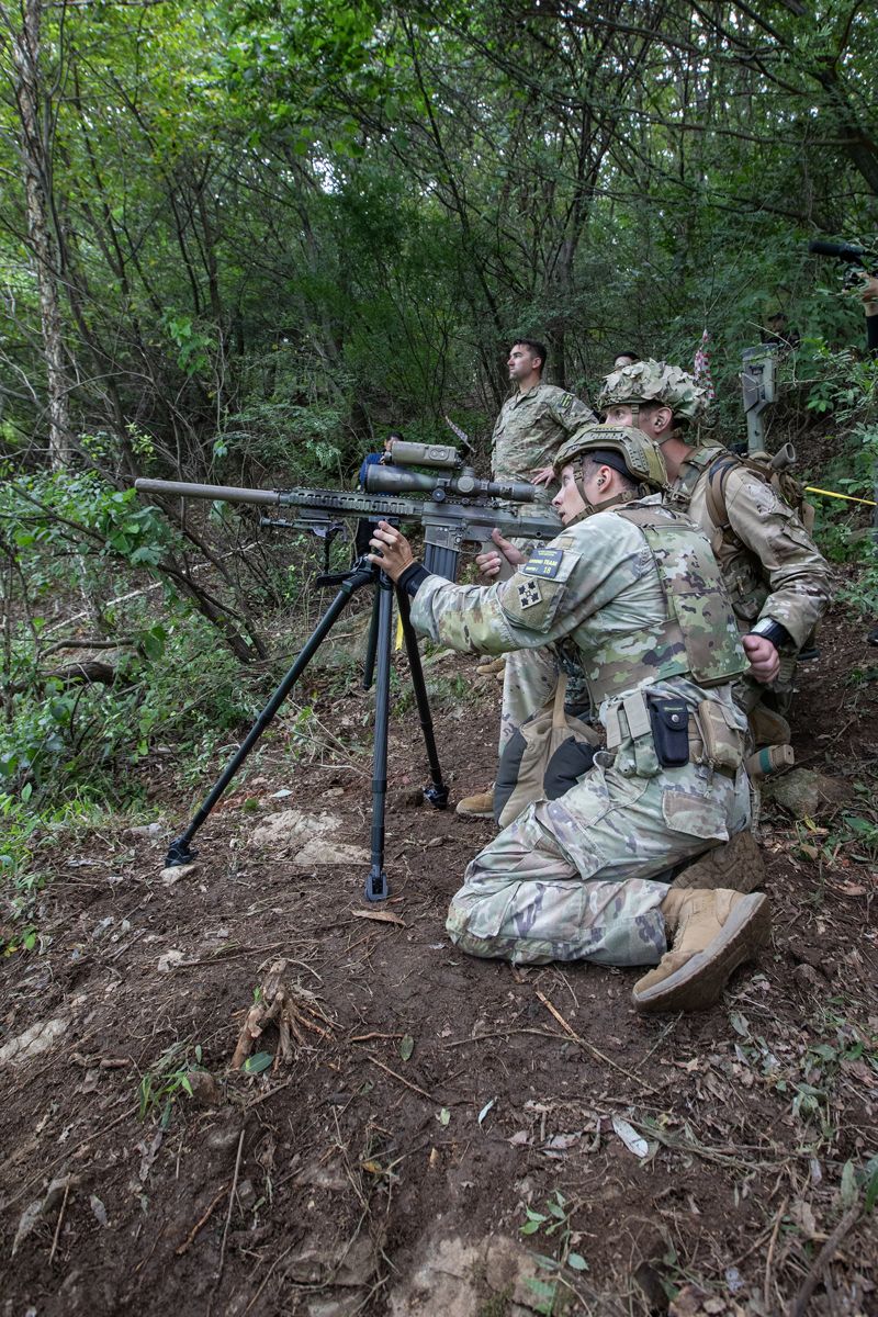 육군은 지난 10부터 15일 일정으로 '제2회 국방부장관배 국제 저격수 경연대회(K-ISC)를 개최했다. 사진은 대회에 참가한 미국군 저격수가 이동표적에 대한 표적 식별 및 제압사격을 실시하는 모습. 육군 제공