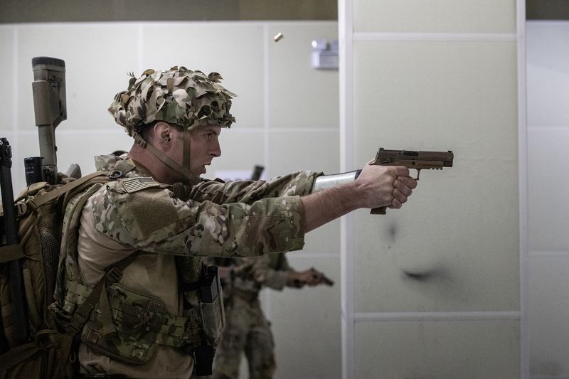 육군은 지난 10부터 15일 일정으로 '제2회 국방부장관배 국제 저격수 경연대회(K-ISC)를 개최했다. 사진은 대회에 참가한 각국 저격수들이 보조화기(권총)을 이용한 사격을 실시하는 모습. 육군 제공