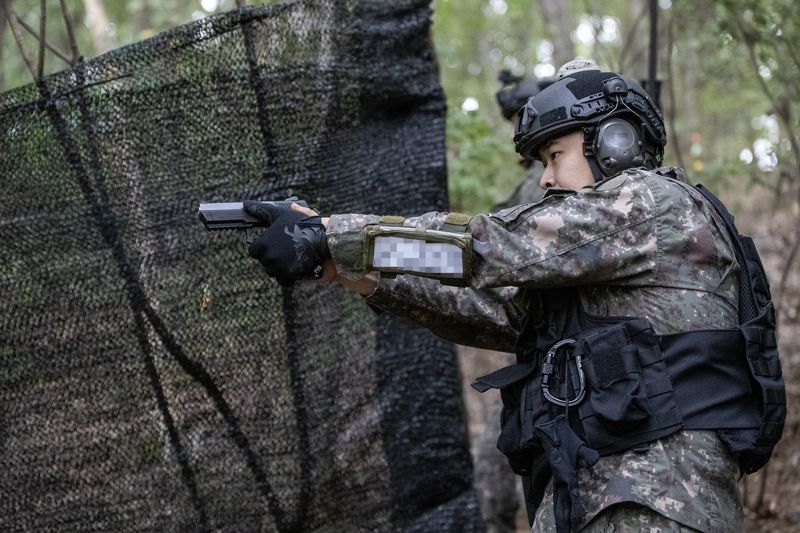 육군은 지난 10부터 15일 일정으로 '제2회 국방부장관배 국제 저격수 경연대회(K-ISC)를 개최했다. 사진은 대회에 참가한 각국 저격수들이 보조화기(권총)을 이용한 사격을 실시하는 모습. 육군 제공