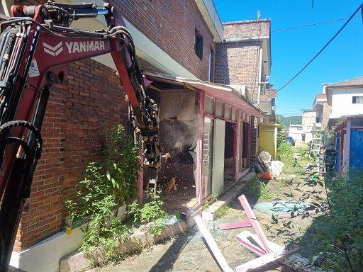 파주시가 성매매 집결지 위반 건축물을 대상으로 12차 행정대집행을 단행하고 있다. 파주시 제공