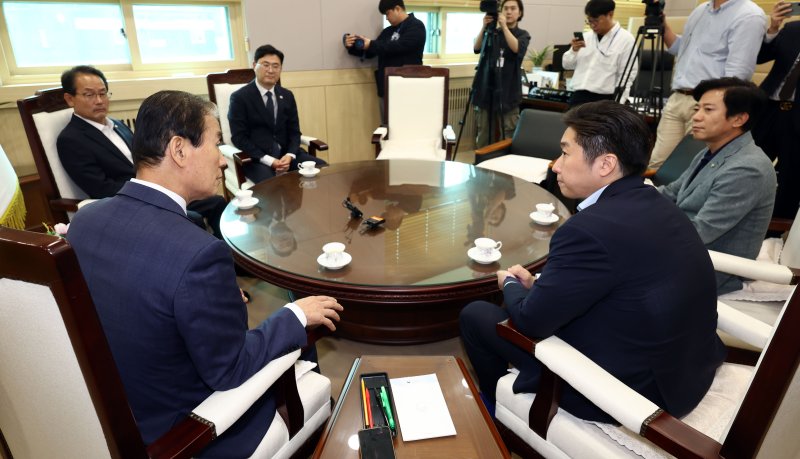 권오을 국가보훈부 장관(왼쪽)이 15일 김형석 독립기념관장에 대한 감사를 촉구하기 위해 항의 방문한 더불어민주당 정무위원회 의원들과 면담하고 있다. 연합뉴스