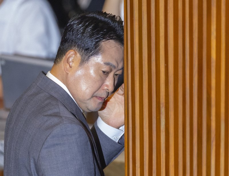 국민의힘 장동혁 대표가 15일 국회에서 열린 정치에 관한 대정부 질문 도중 유상범 원내수석부대표를 비롯한 의원들과 대화한 뒤 본회의장을 떠나고 있다. 연합뉴스