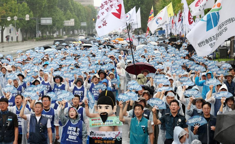 [서울=뉴시스] 조성우 기자 = 전국공무원노동조합 대표단과 조합원들이 6일 오후 서울 용산구 대통령실 인근에서 열린 '공무원 임금·수당 인상! 공무원·교원 생존권 쟁취!' 공무원노동자대회에서 구호를 외치고 있다. 2025.08.06. xconfind@newsis.com